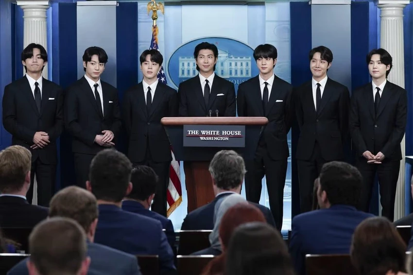 Các thành viên nhóm nhạc BTS phát biểu trước báo giới tại Nhà Trắng. Ảnh: AP Các thành viên nhóm nhạc BTS phát biểu trước báo giới tại Nhà Trắng. Ảnh: AP