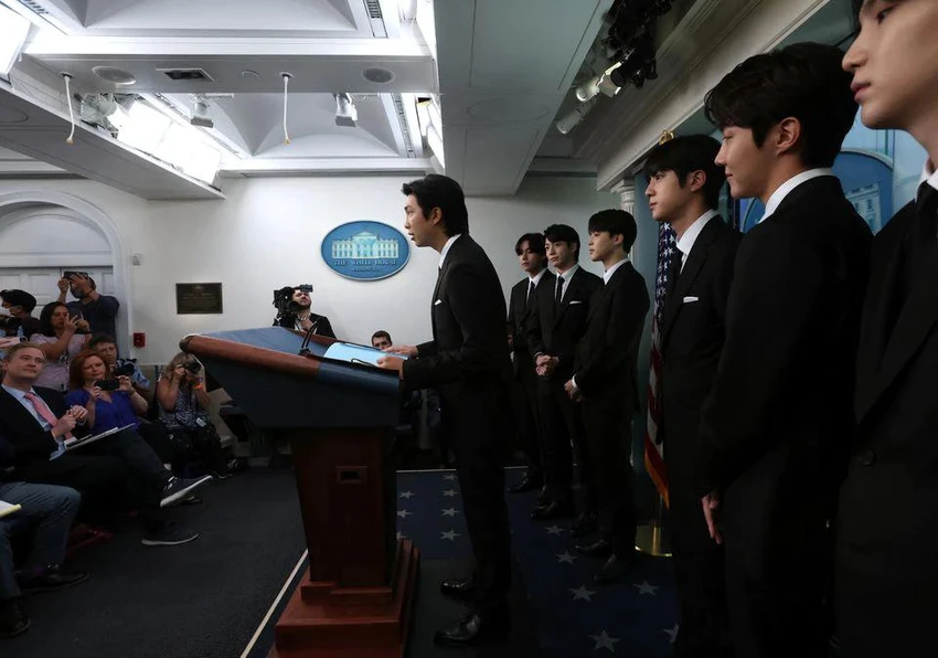 Thành viên Kim Namjoon (RM) của nhóm nhạc BTS phát biểu trước truyền thông. Ảnh: REUTERS Thành viên Kim Namjoon (RM) của nhóm nhạc BTS phát biểu trước truyền thông. Ảnh: REUTERS