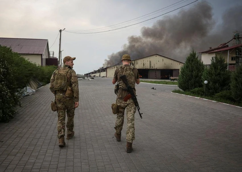 Quân Ukraine ở TP Severodonetsk. Ảnh: REUTERS Quân Ukraine ở TP Severodonetsk. Ảnh: REUTERS