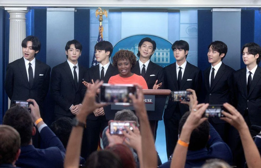 Thư ký Báo chí Nhà Trắng Karine Jean-Pierre giới thiệu các thành viên của ban nhạc K-Pop BTS trước các phóng viên. Ảnh: REUTERS Thư ký Báo chí Nhà Trắng Karine Jean-Pierre giới thiệu các thành viên của ban nhạc K-Pop BTS trước các phóng viên. Ảnh: REUTERS