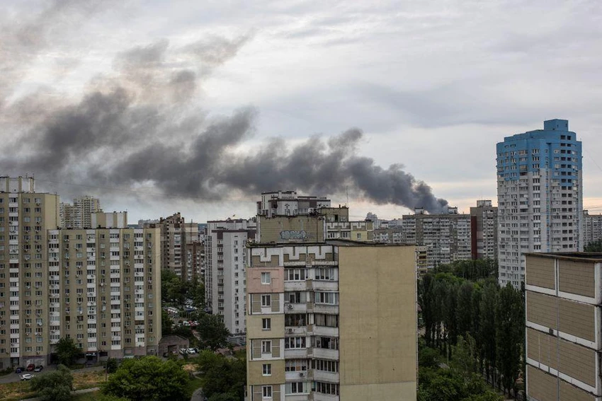 Các cột khói bốc lên sau cuộc pháo kích ở thủ đô Kiev. Ảnh: REUTERS Các cột khói bốc lên sau cuộc pháo kích ở thủ đô Kiev. Ảnh: REUTERS