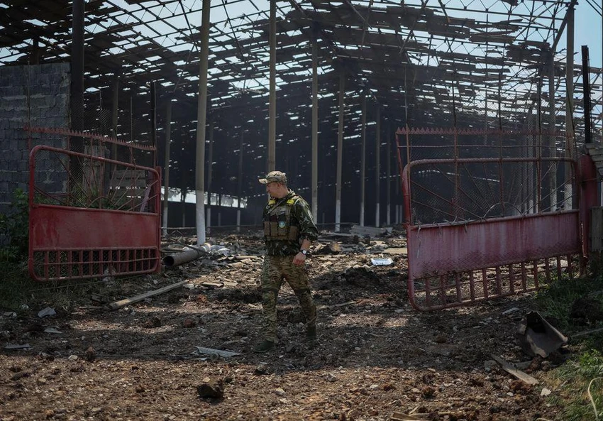 Binh sĩ Ukraine chiến đấu ở Donbass. Ảnh: REUTERS