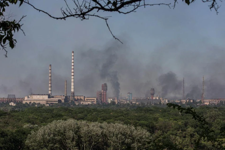 Xung quanh nhà máy hóa chất Azot ở TP Severodonetsk. Ảnh: REUTERS
