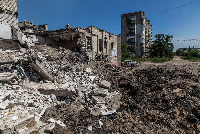 Đống đổ nát ở TP Lysychansk. Ảnh: REUTERS