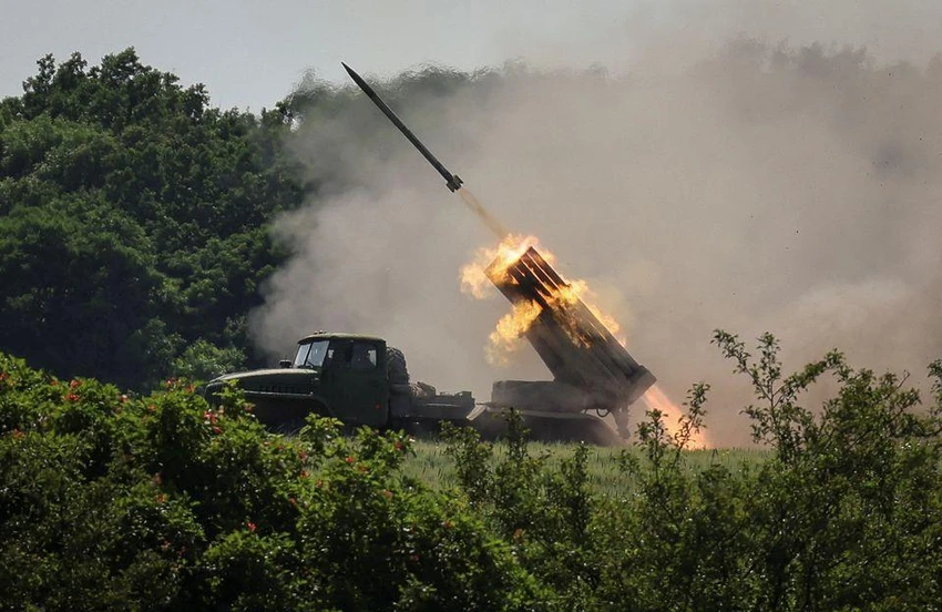 Các quân nhân Ukraine khai hỏa hệ thống phóng tên lửa BM-21 Grad gần TP Lysychansk, tỉnh Luhansk. Ảnh: REUTERS Các quân nhân Ukraine khai hỏa hệ thống phóng tên lửa BM-21 Grad gần TP Lysychansk, tỉnh Luhansk. Ảnh: REUTERS