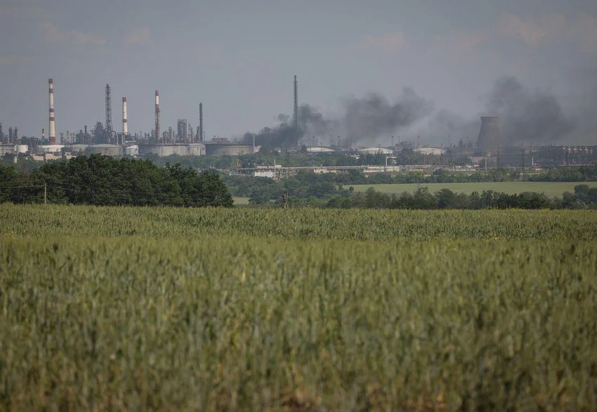 Bên ngoài nhà máy hóa chất Azot ở TP Severodonetsk. Ảnh: REUTERS Bên ngoài nhà máy hóa chất Azot ở TP Severodonetsk. Ảnh: REUTERS