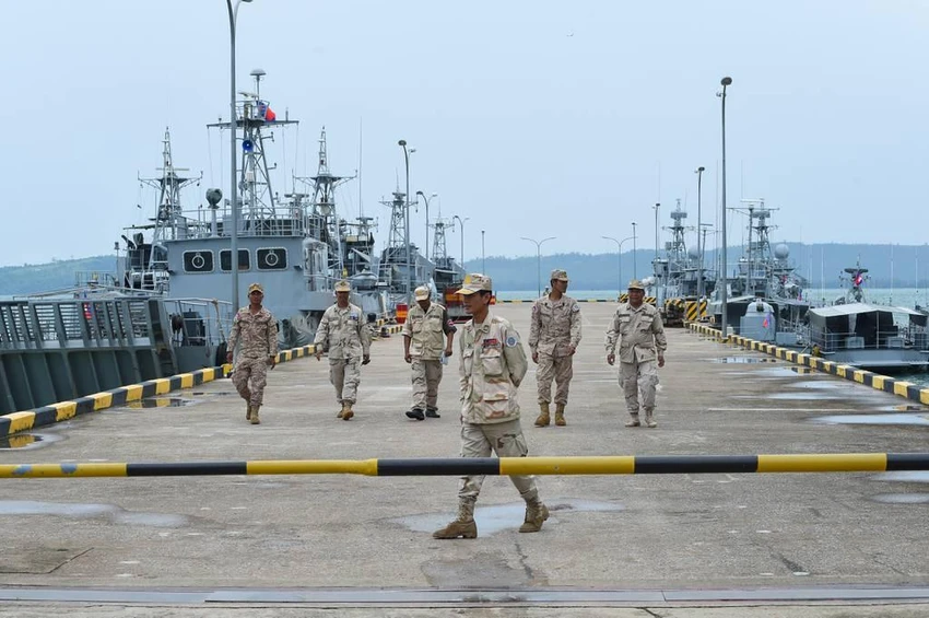 Hải quân Campuchia đi bộ trên cầu cảng ở Căn cứ Hải quân Ream ở tỉnh Preah Sihanouk. Ảnh: AFP Hải quân Campuchia đi bộ trên cầu cảng ở Căn cứ Hải quân Ream ở tỉnh Preah Sihanouk. Ảnh: AFP