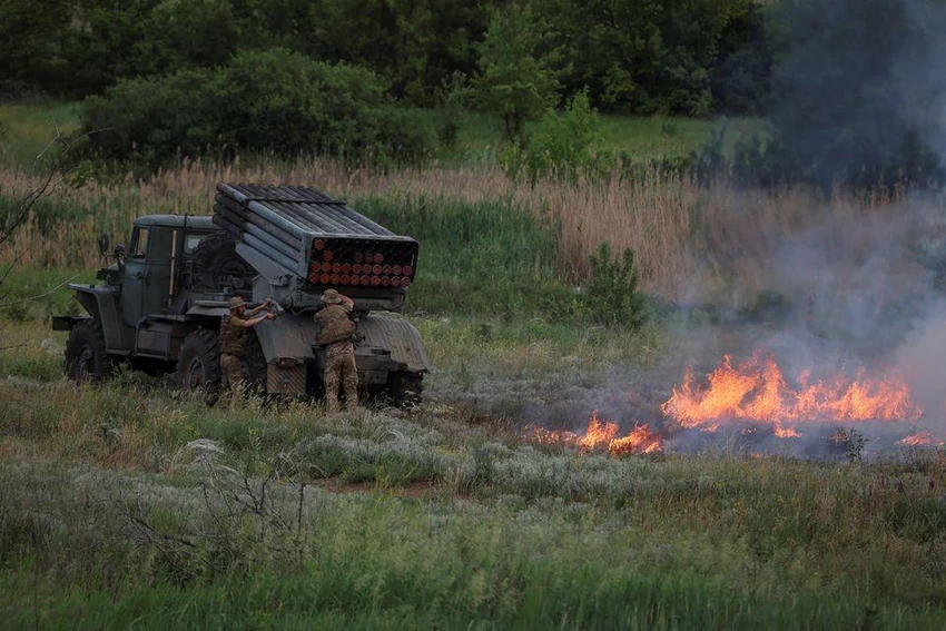 Các quân nhân Ukraine khai hỏa hệ thống phóng tên lửa BM-21 Grad gần TP Lysychansk, tỉnh Luhansk. Ảnh: REUTERS Các quân nhân Ukraine khai hỏa hệ thống phóng tên lửa BM-21 Grad gần TP Lysychansk, tỉnh Luhansk. Ảnh: REUTERS