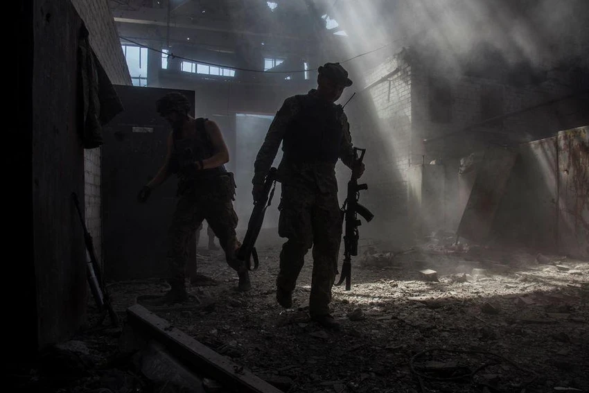 Binh sĩ Ukraine chiến đấu ở TP Severodonetsk. Ảnh: REUTERS Binh sĩ Ukraine chiến đấu ở TP Severodonetsk. Ảnh: REUTERS