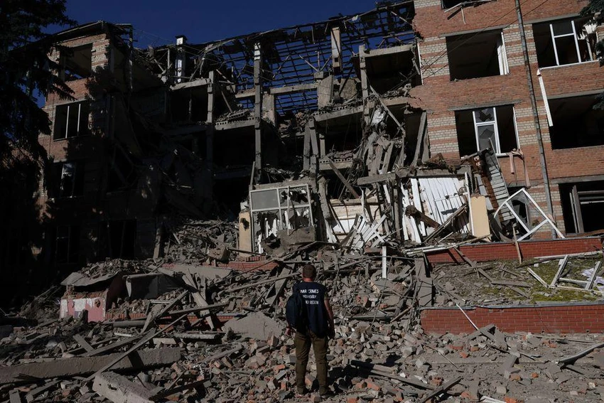 Đống đổ nát sau một cuộc không kích ở TP Kharkiv. Ảnh: REUTERS Đống đổ nát sau một cuộc không kích ở TP Kharkiv. Ảnh: REUTERS