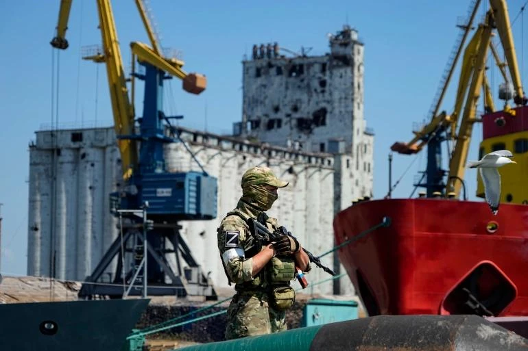 Quân Nga ở TP cảng Mariupol (Ukraine). Ảnh: AFP Quân Nga ở TP cảng Mariupol (Ukraine). Ảnh: AFP