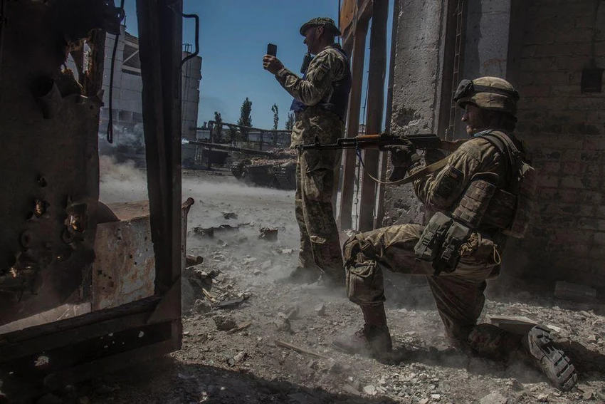Quân đội Ukraine chiến đấu ở TP Severodonetsk. Ảnh: REUTERS Quân đội Ukraine chiến đấu ở TP Severodonetsk. Ảnh: REUTERS