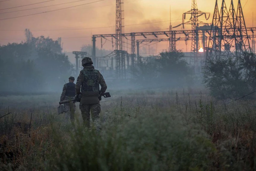 Quân đội Ukraine chiến đấu ở TP Severodonetsk. Ảnh: REUTERS Quân đội Ukraine chiến đấu ở TP Severodonetsk. Ảnh: REUTERS