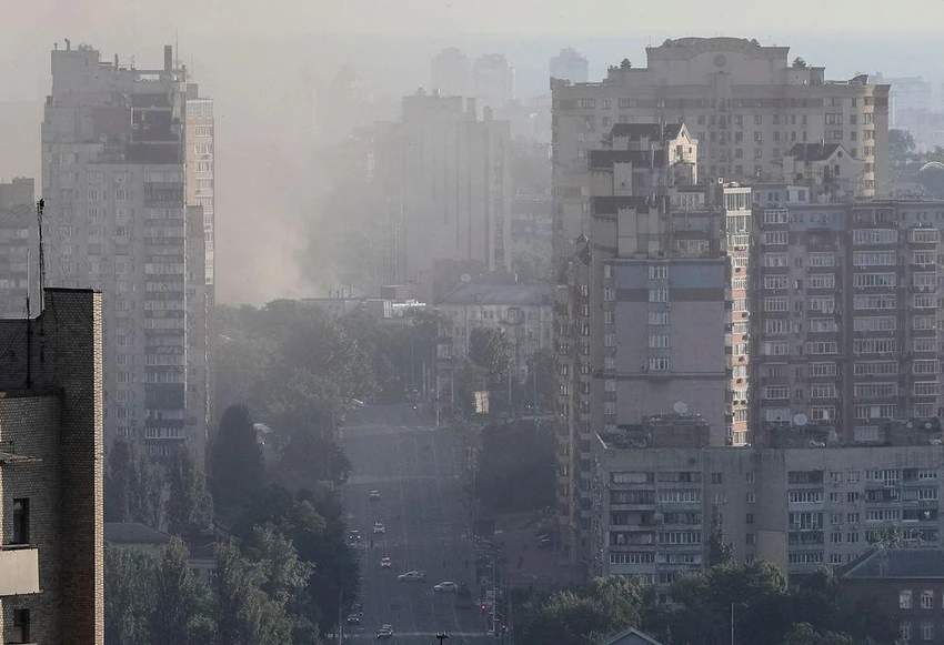 Khói bụi bốc lên sau khi thủ đô Kiev của Ukraine bị tấn công. Ảnh: REUTERS Khói bụi bốc lên sau khi thủ đô Kiev của Ukraine bị tấn công. Ảnh: REUTERS