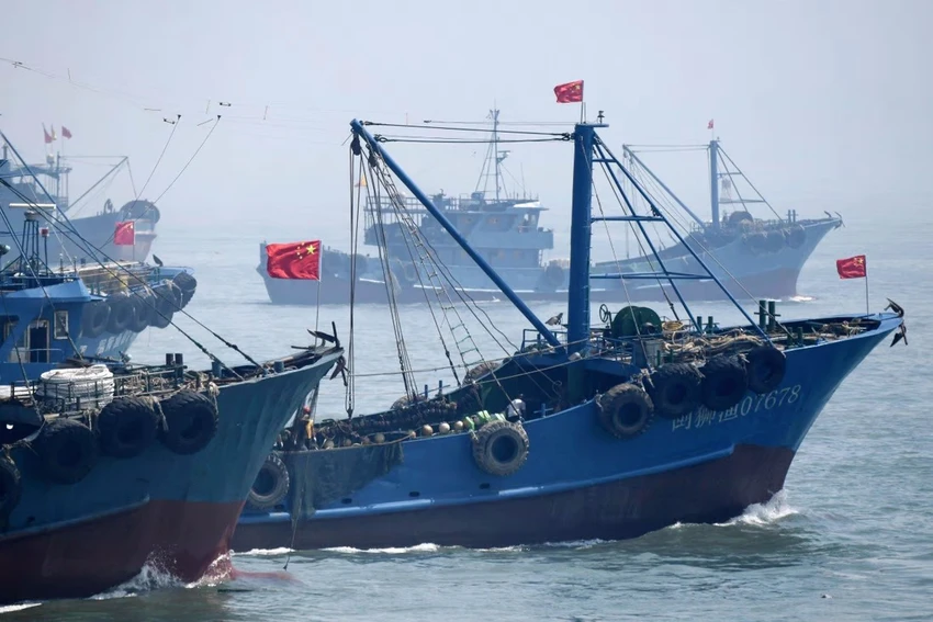 Tàu đánh cá mang cờ Trung Quốc. Ảnh: KYODO NEWS Tàu đánh cá mang cờ Trung Quốc. Ảnh: KYODO NEWS