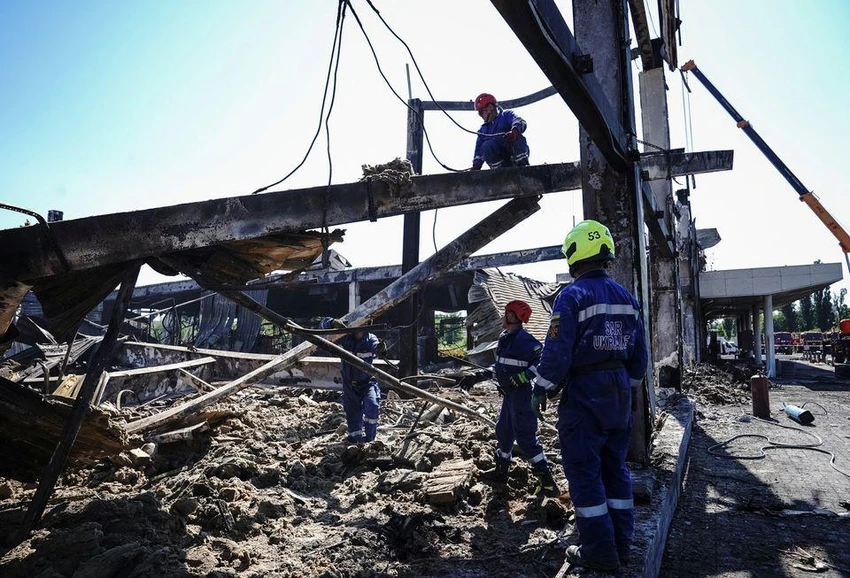 Đống đổ nát sau khi tên lửa nhắm trúng một trung tâm mua sắm ở TP Kremenchuk. Ảnh: REUTERS Đống đổ nát sau khi tên lửa nhắm trúng một trung tâm mua sắm ở TP Kremenchuk. Ảnh: REUTERS