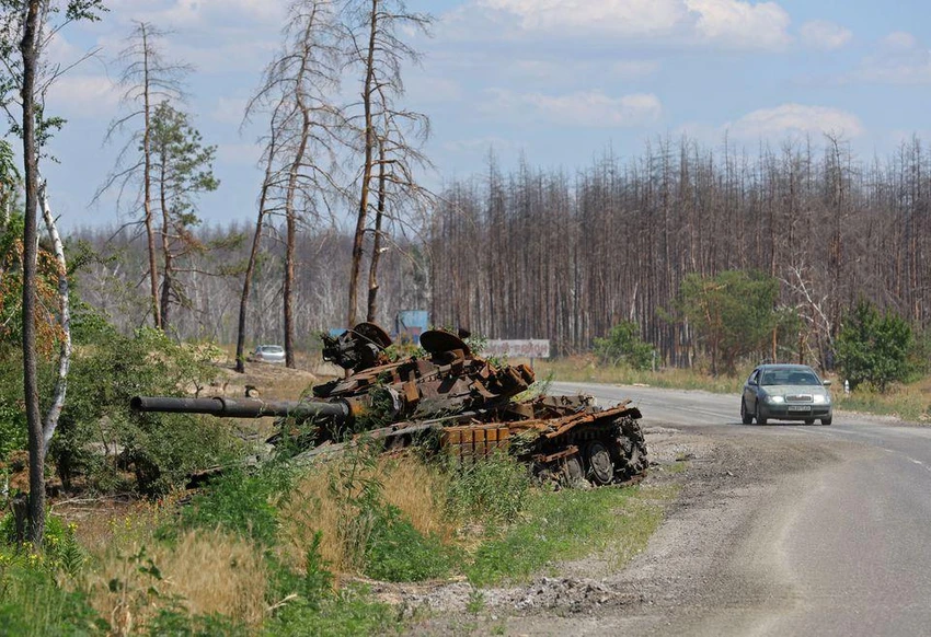 Một xe tăng bị phá hủy ở TP Severodonetsk (tỉnh Luhansk). Ảnh: REUTERS