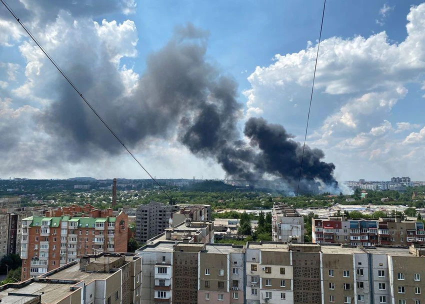 Khói bốc lên sau một cuộc không kích ở TP Sloviansk. Ảnh: REUTERS Khói bốc lên sau một cuộc không kích ở TP Sloviansk. Ảnh: REUTERS