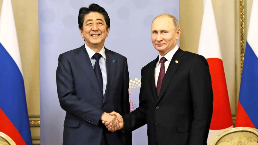 Thủ tướng Nhật Shinzo Abe (trái) và Tổng thống Nga Vladimir Putin. Ảnh: KYODO NEWS Thủ tướng Nhật Shinzo Abe (trái) và Tổng thống Nga Vladimir Putin. Ảnh: KYODO NEWS