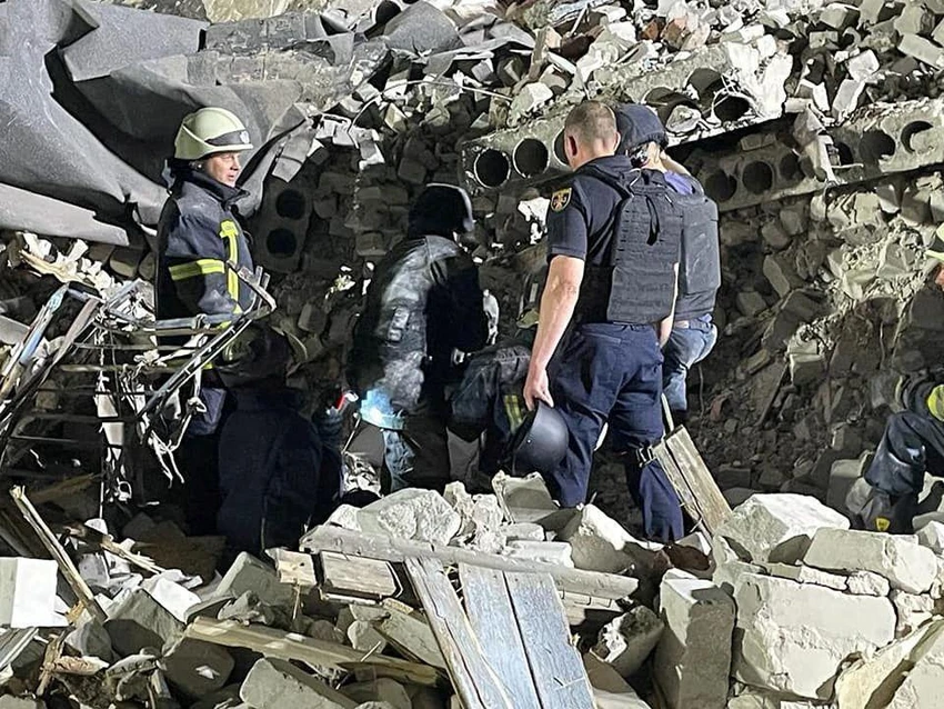 Đống đổ nát sau một cuộc pháo kích ở TP Chasiv Yar, tỉnh Donetsk. Ảnh: REUTERS Đống đổ nát sau một cuộc pháo kích ở TP Chasiv Yar, tỉnh Donetsk. Ảnh: REUTERS