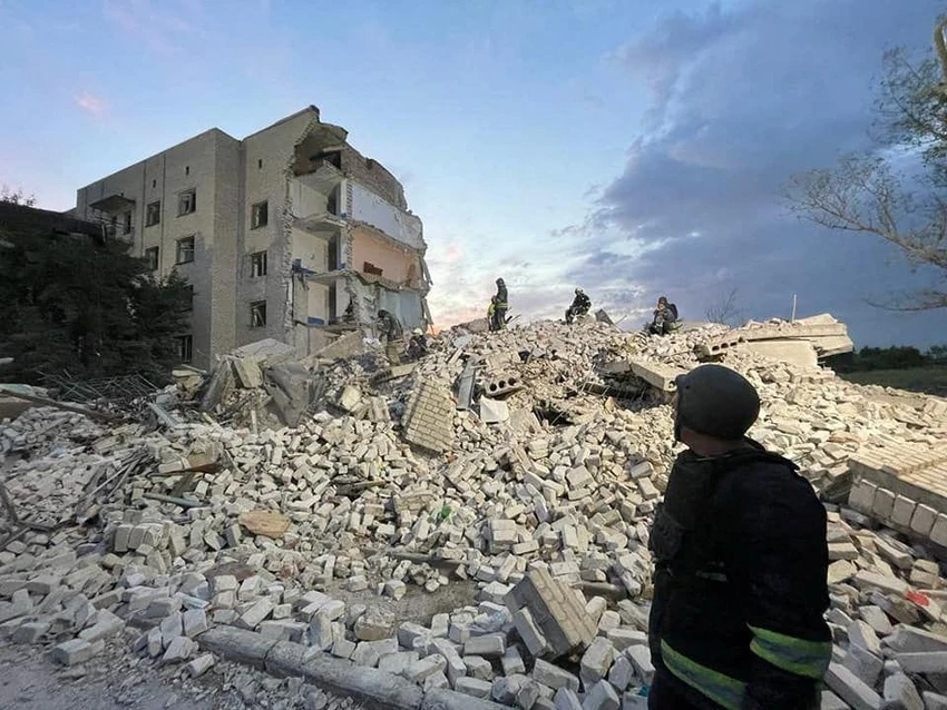 Đống đổ nát sau một cuộc pháo kích ở TP Chasiv Yar, tỉnh Donetsk. Ảnh: REUTERS Đống đổ nát sau một cuộc pháo kích ở TP Chasiv Yar, tỉnh Donetsk. Ảnh: REUTERS
