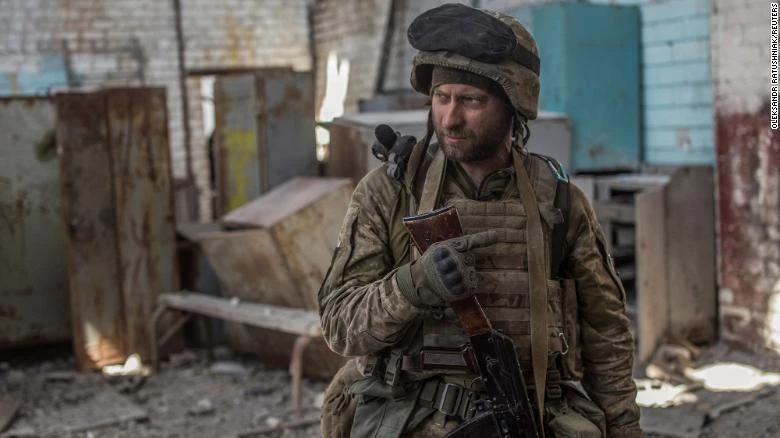Một quân nhân Ukraine ở TP Severodonetsk, vài ngày trước khi TP rơi vào tay Nga. Ảnh: REUTERS Một quân nhân Ukraine ở TP Severodonetsk, vài ngày trước khi TP rơi vào tay Nga. Ảnh: REUTERS