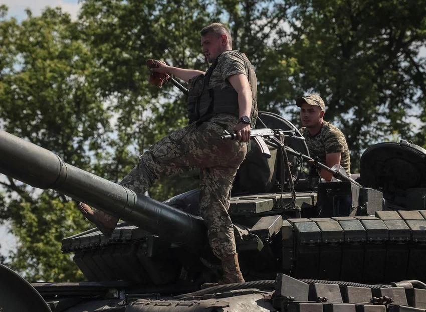 Binh sĩ Ukraine đang chiến đấu ở Donbass. Ảnh: REUTERS Binh sĩ Ukraine đang chiến đấu ở Donbass. Ảnh: REUTERS