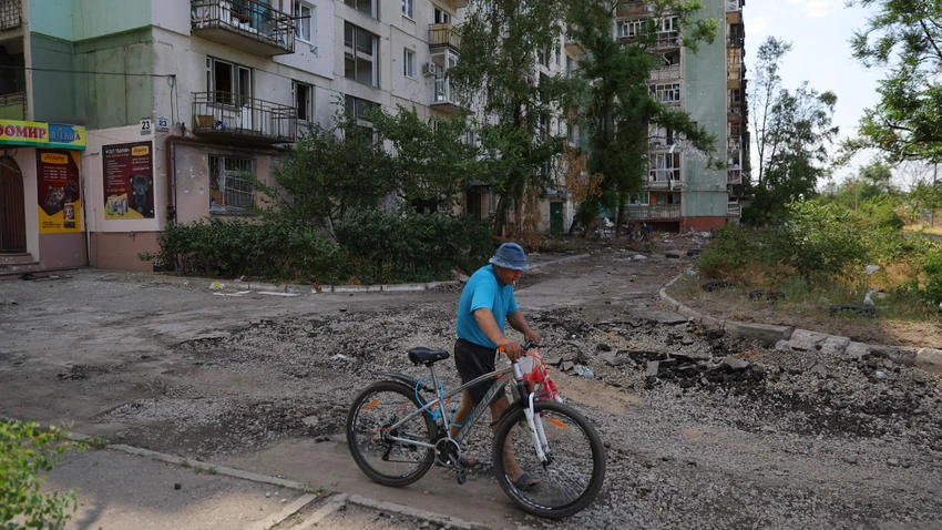 Người dân ở TP Severodonetsk. Ảnh: GETTY IMAGES