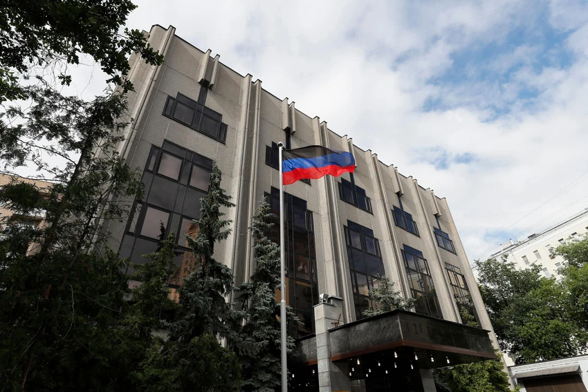 Cờ của Cộng hòa Nhân dân Donetsk (DPR) ly khai ở miền đông Ukraine treo trước Đại sứ quán DPR tại Moscow. Ảnh: EPA-EFE Cờ của Cộng hòa Nhân dân Donetsk (DPR) ly khai ở miền đông Ukraine treo trước Đại sứ quán DPR tại Moscow. Ảnh: EPA-EFE