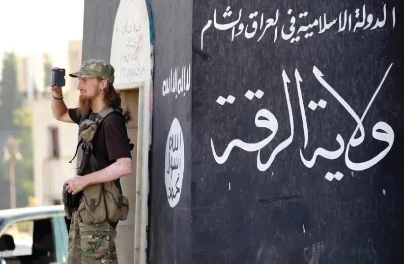 Một chiến binh IS ở tỉnh Raqqa phía bắc Syria vào năm 2014. Ảnh: REUTERS Một chiến binh IS ở tỉnh Raqqa phía bắc Syria vào năm 2014. Ảnh: REUTERS