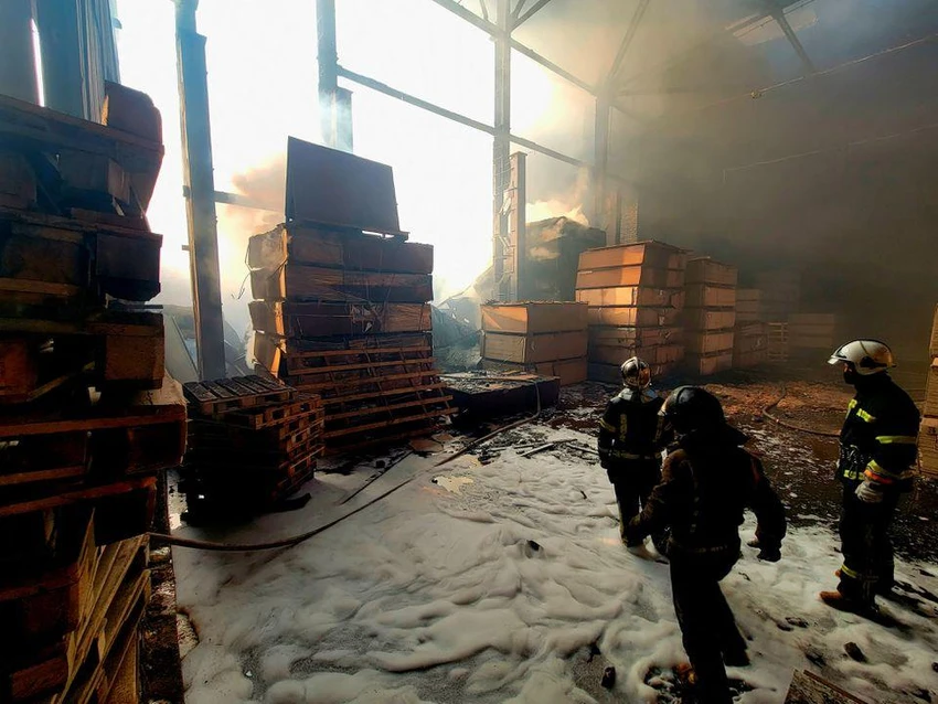 Lực lượng cứu hộ Ukraine trong một ngôi nhà bị tấn công ở TP Odesa, Ukraine. Ảnh: REUTERS Lực lượng cứu hộ Ukraine trong một ngôi nhà bị tấn công ở TP Odesa, Ukraine. Ảnh: REUTERS