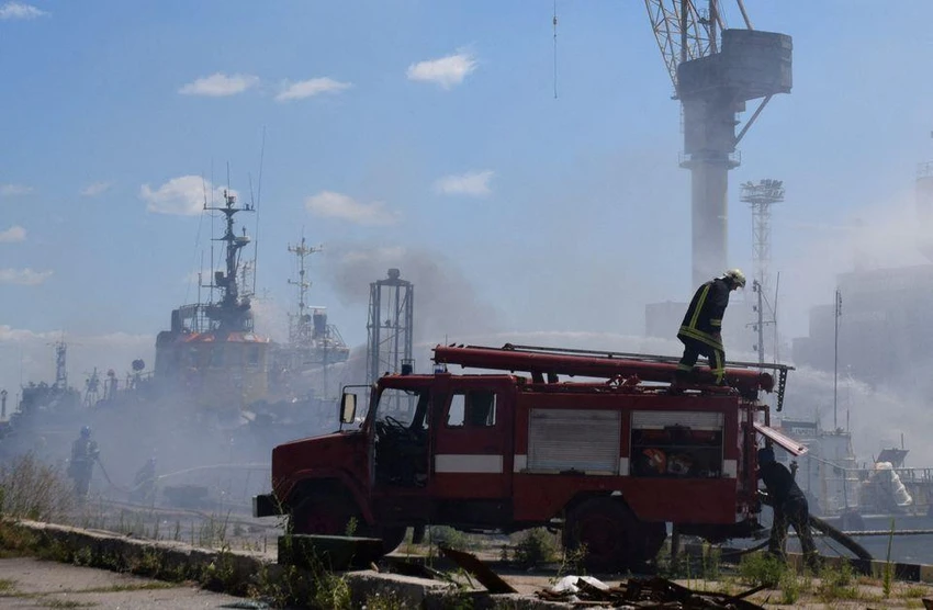 Lính cứu hỏa dập lửa sau khi tên lửa Nga bắn trúng cảng Odessa, Ukraine. Ảnh: REUTERS Lính cứu hỏa dập lửa sau khi tên lửa Nga bắn trúng cảng Odessa, Ukraine. Ảnh: REUTERS