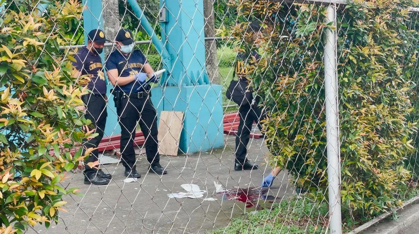 Cảnh sát điều tra đang xem xét hiện trường vụ xả súng tại ĐH Ateneo de Manila ngày 24-7. Ảnh: REUTERS Cảnh sát điều tra đang xem xét hiện trường vụ xả súng tại ĐH Ateneo de Manila ngày 24-7. Ảnh: REUTERS