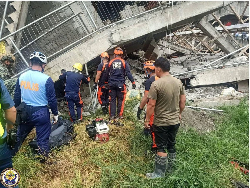 Lực lượng cứu hộ làm nhiệm vụ ở một tòa nhà bị phá hủy trong trận động đất. Ảnh: Public Information Service-Bureau of Fire Protection
