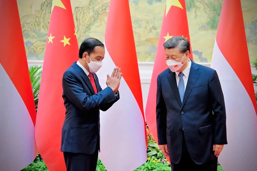 Tổng thống Indonesia - ông Joko Widodo (trái) và Chủ tịch Trung Quốc Tập Cận Bình tại Bắc Kinh ngày 26-7. Ảnh: HANDOUT