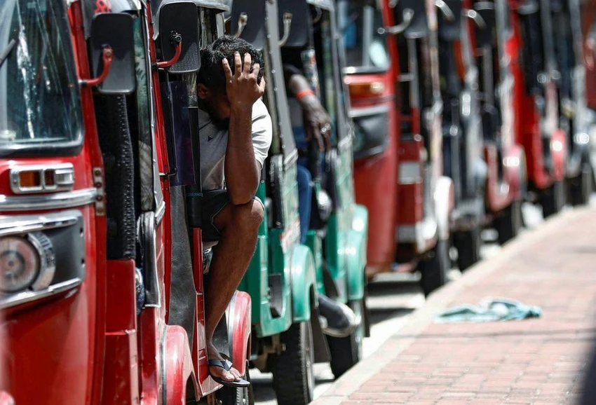 Người dân xếp hàng mua nhiên liệu. Ảnh: REUTERS Người dân xếp hàng mua nhiên liệu. Ảnh: REUTERS
