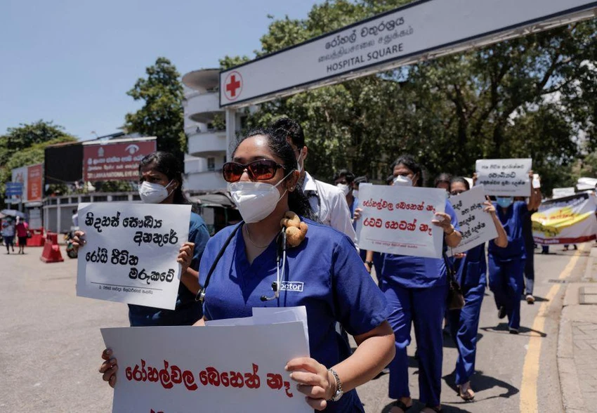 Các bác sĩ biểu tình trên đường phố. Ảnh: REUTERS Các bác sĩ biểu tình trên đường phố. Ảnh: REUTERS