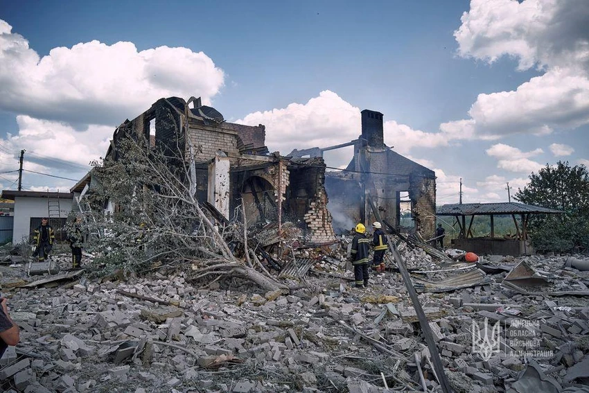 Lực lượng cứu hộ làm nhiệm vụ ở TP Kramatorsk. Ảnh: REUTERS Lực lượng cứu hộ làm nhiệm vụ ở TP Kramatorsk. Ảnh: REUTERS