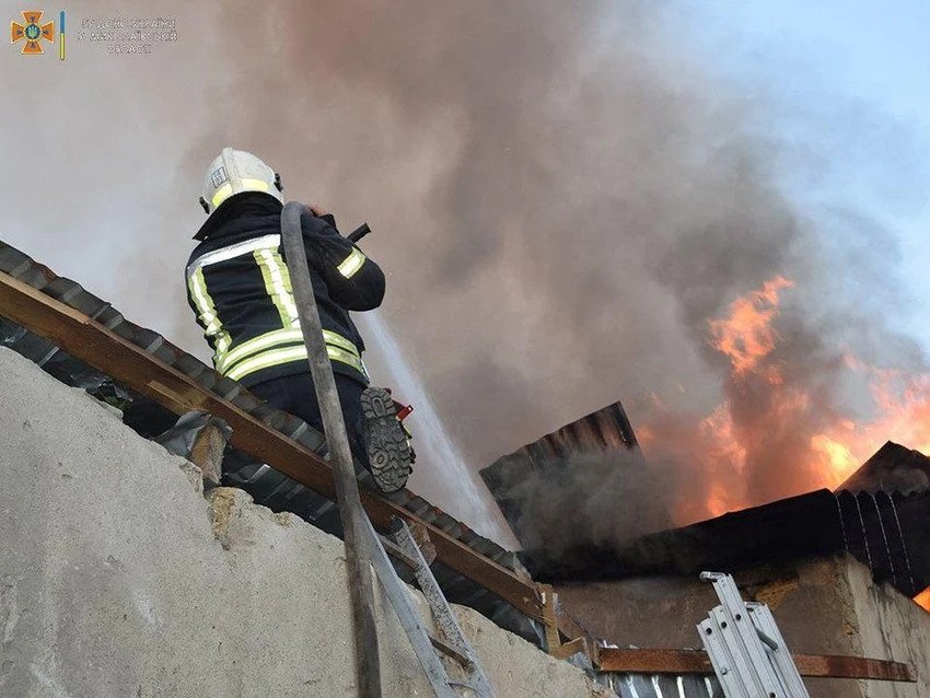 Lực lượng cứu hỏa Ukraine dập lửa sau một cuộc không kích ở TP Mykolaiv. Ảnh: REUTERS Lực lượng cứu hỏa Ukraine dập lửa sau một cuộc không kích ở TP Mykolaiv. Ảnh: REUTERS