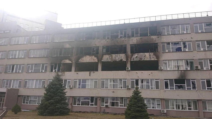 Một tòa nhà thuộc khu phức hợp nhà máy điện hạt nhân Zaporizhia bị tấn công. Ảnh: REUTERS Một tòa nhà thuộc khu phức hợp nhà máy điện hạt nhân Zaporizhia bị tấn công. Ảnh: REUTERS