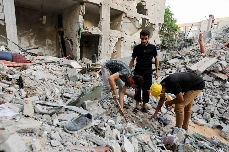Người dân Palestine thu dọn đống đổ nát sau một cuộc tấn công của Israel vào dải Gaza. Ảnh: REUTERS Người dân Palestine thu dọn đống đổ nát sau một cuộc tấn công của Israel vào dải Gaza. Ảnh: REUTERS