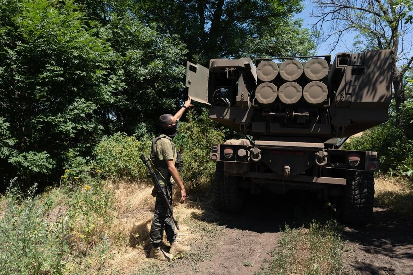 Hệ thống tên lửa HIMARS ở miền đông Ukraine vào ngày 1-7. Ảnh: GETTY IMAGES Hệ thống tên lửa HIMARS ở miền đông Ukraine vào ngày 1-7. Ảnh: GETTY IMAGES
