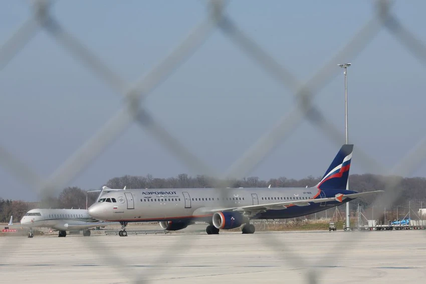 Một chiếc máy bay Airbus A321-211 của hãng hàng không Nga Aeroflot tại sân bay Cointrin ở Geneva, Thụy Sĩ, ngày 9-3-2022. Ảnh: REUTERS Một chiếc máy bay Airbus A321-211 của hãng hàng không Nga Aeroflot tại sân bay Cointrin ở Geneva, Thụy Sĩ, ngày 9-3-2022. Ảnh: REUTERS