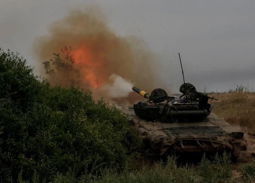 Xe tăng của lực lượng Ukraine khai hỏa ở tỉnh Donestk ngày 12-8. Ảnh: REUTERS Xe tăng của lực lượng Ukraine khai hỏa ở tỉnh Donestk ngày 12-8. Ảnh: REUTERS