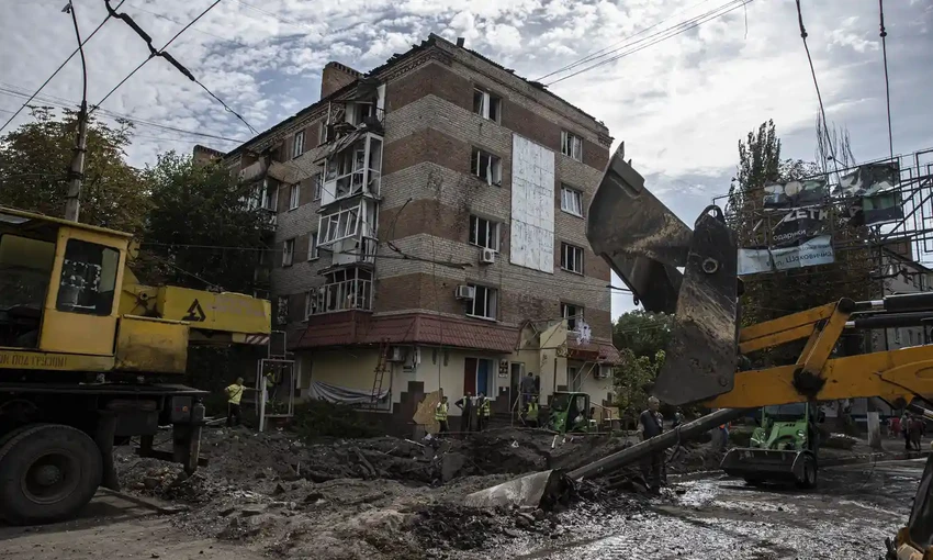 Một khu vực bị trúng pháo kích ở Donetsk. Ảnh: AA Một khu vực bị trúng pháo kích ở Donetsk. Ảnh: AA