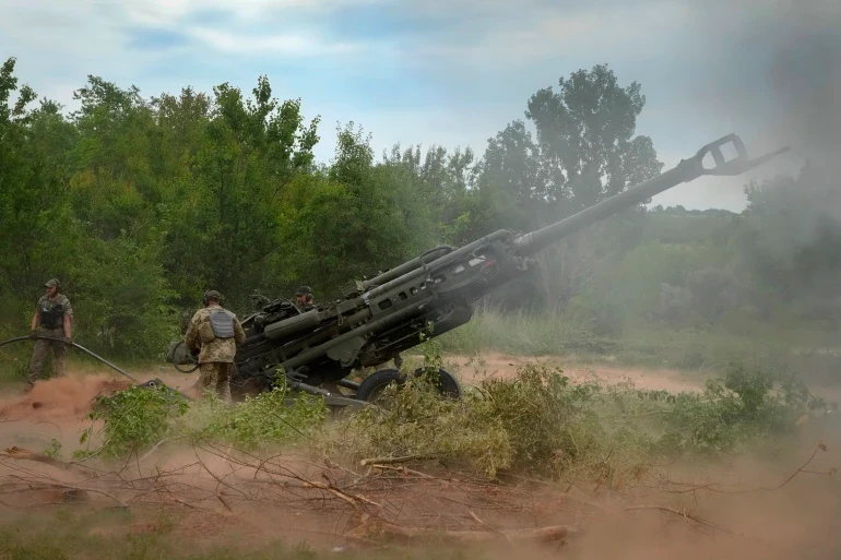 Binh sĩ Ukraine khai hỏa một khẩu lựu pháo M777 do Mỹ cung cấp ở tỉnh Donetsk. Ảnh: AP Binh sĩ Ukraine khai hỏa một khẩu lựu pháo M777 do Mỹ cung cấp ở tỉnh Donetsk. Ảnh: AP