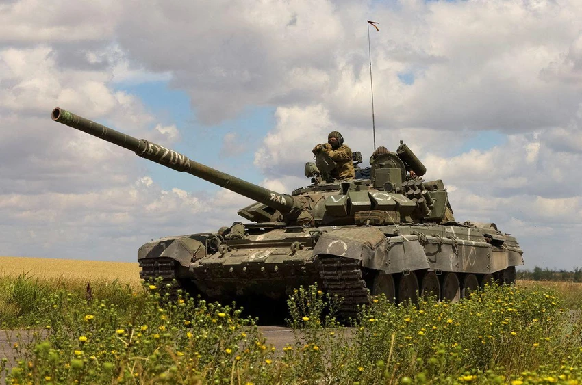 Xe tăng chở binh sĩ Nga trong chiến dịch quân sự ở Ukraine. Ảnh: REUTERS Xe tăng chở binh sĩ Nga trong chiến dịch quân sự ở Ukraine. Ảnh: REUTERS