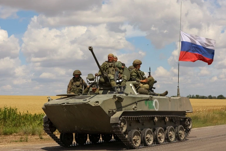 Xe tăng chở quân đội Nga trong chiến dịch quân sự ở Ukraine. Ảnh: REUTERS Xe tăng chở quân đội Nga trong chiến dịch quân sự ở Ukraine. Ảnh: REUTERS