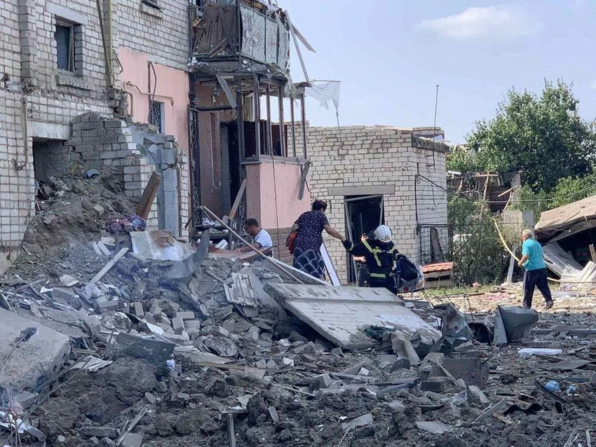 Đống đổ nát sau một cuộc không kích tại tỉnh Donetsk. Ảnh: REUTERS Đống đổ nát sau một cuộc không kích tại tỉnh Donetsk. Ảnh: REUTERS