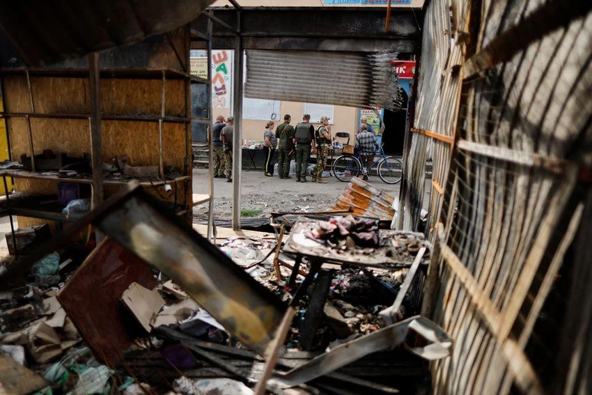 Đống đổ nát sau một cuộc tấn công ở tỉnh Donetsk của Ukraine. Ảnh: REUTERS Đống đổ nát sau một cuộc tấn công ở tỉnh Donetsk của Ukraine. Ảnh: REUTERS
